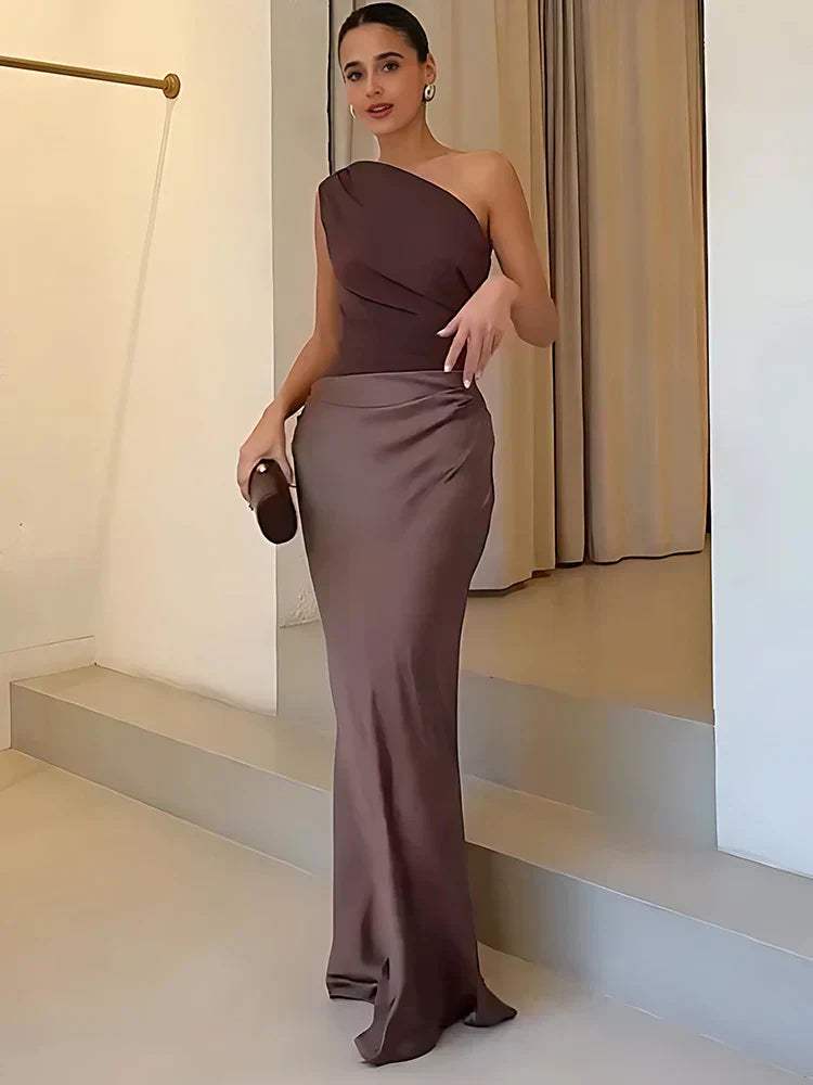 Alana – Vestido largo de satén con un solo hombro