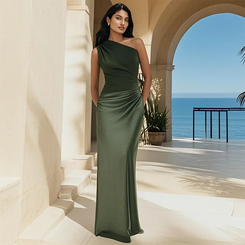 Alana – Vestido largo de satén con un solo hombro