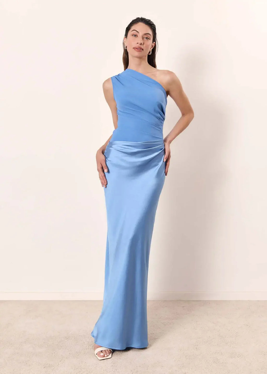Alana – Vestido largo de satén con un solo hombro